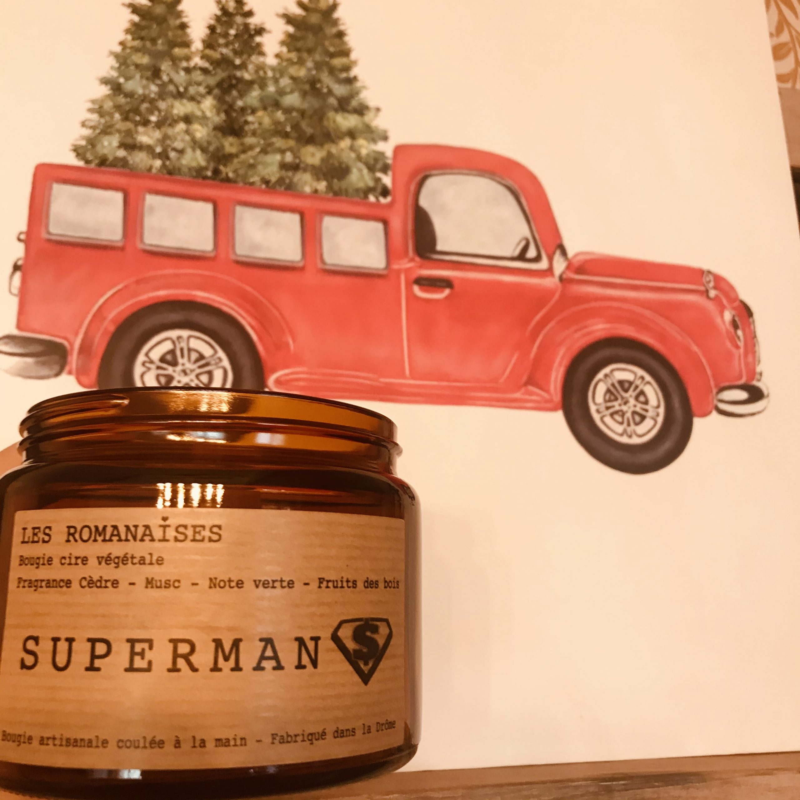 Bougie Superman - Cèdre musc note verte & fruits des bois
