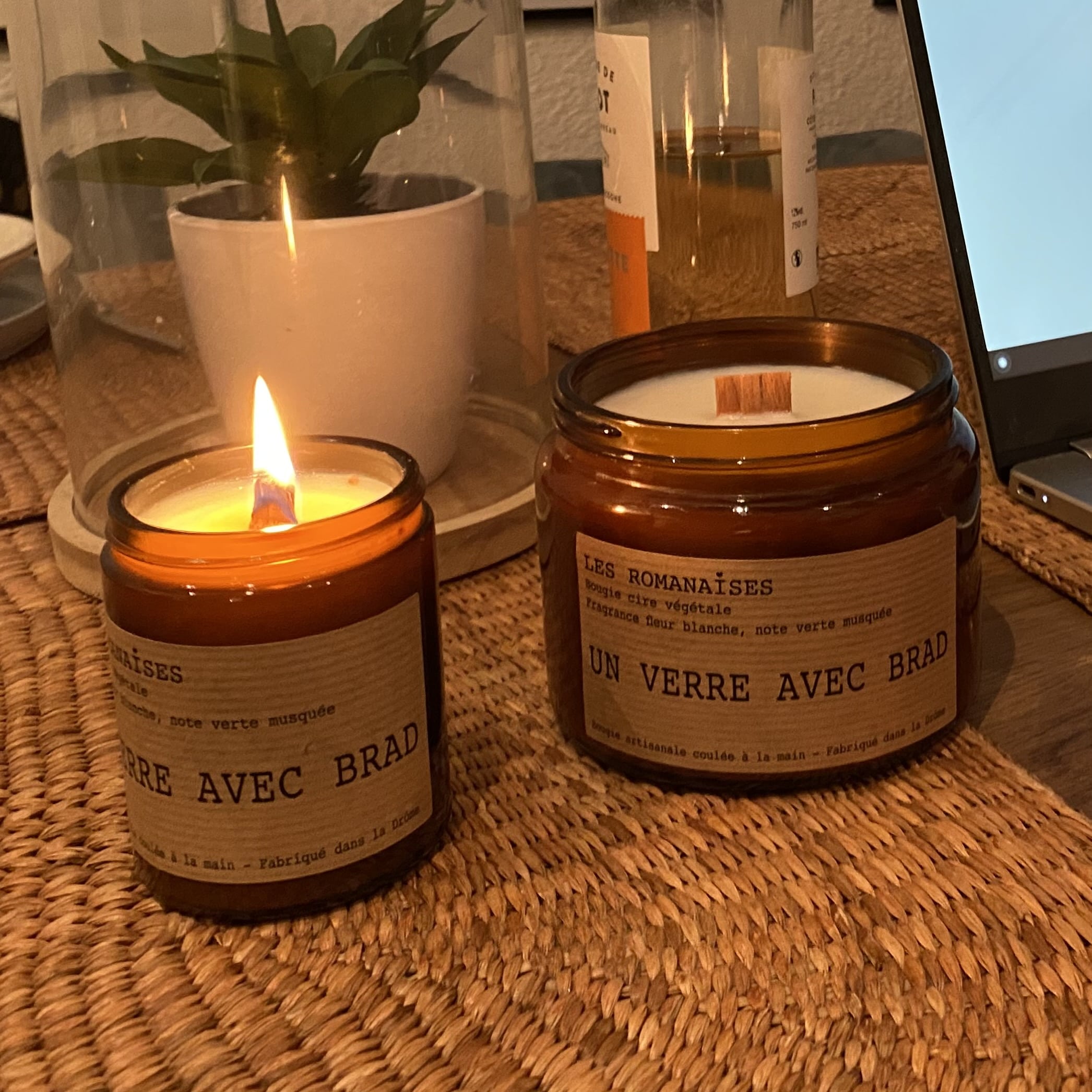 Bougie Un verre avec Brad - Fleur blanche & note verte musquée