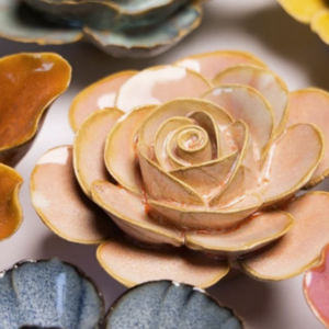 Fleur de Renoncule en céramique Rose à accrocher