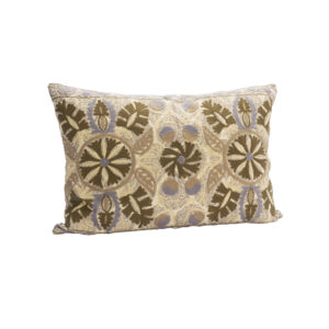 Coussin brodé à fleurs ivore & bleu 70 x 50 cm