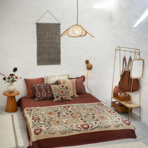 Jeté de lit brodé à fleurs rouges