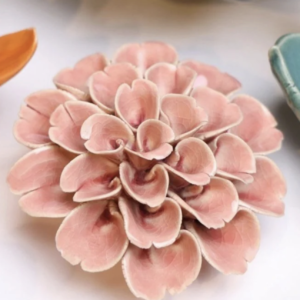 Fleur murale en céramique rose champagne – Hortensia