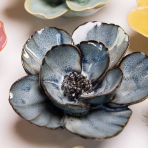 Fleur murale en céramique bleu marine - Coquelicot