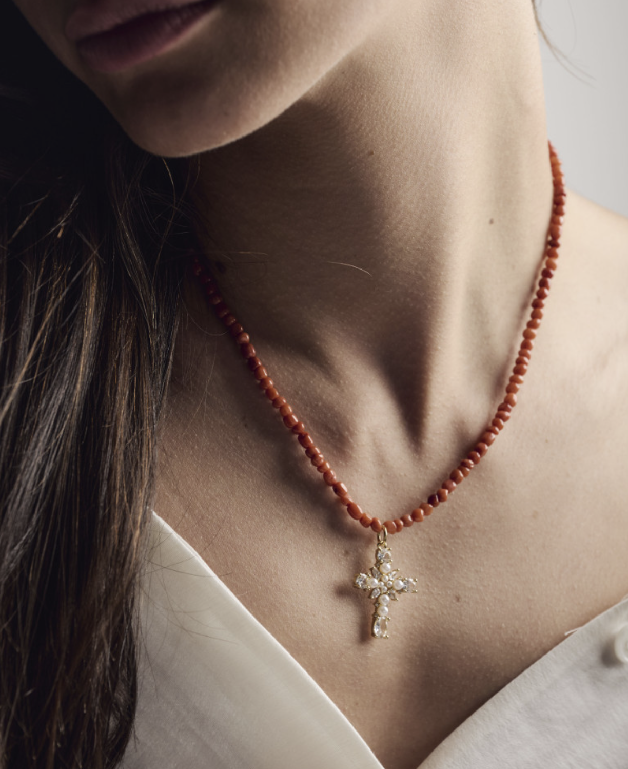 Collier Jora croix perlée – By Garance – Image 2