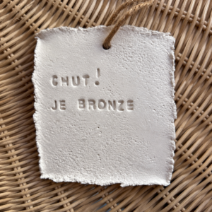 Plaque message en argile à suspendre - ME WE - Chut je bronze