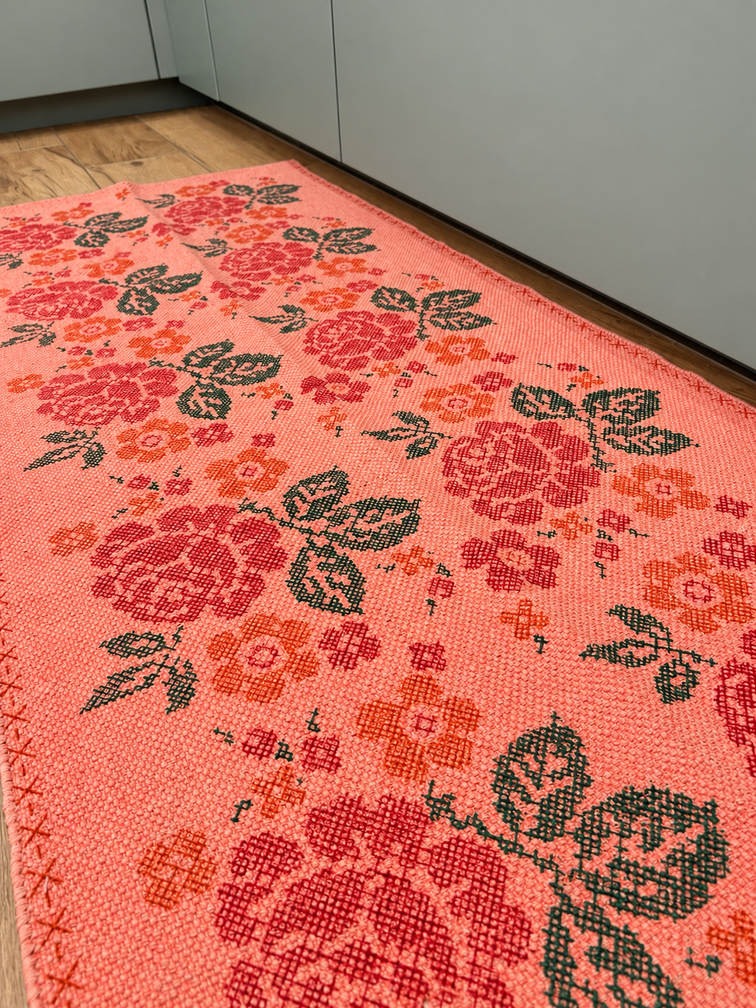 Tapis rectangulaire rose à fleurs en coton – 70 × 150 cm RICE – Image 2