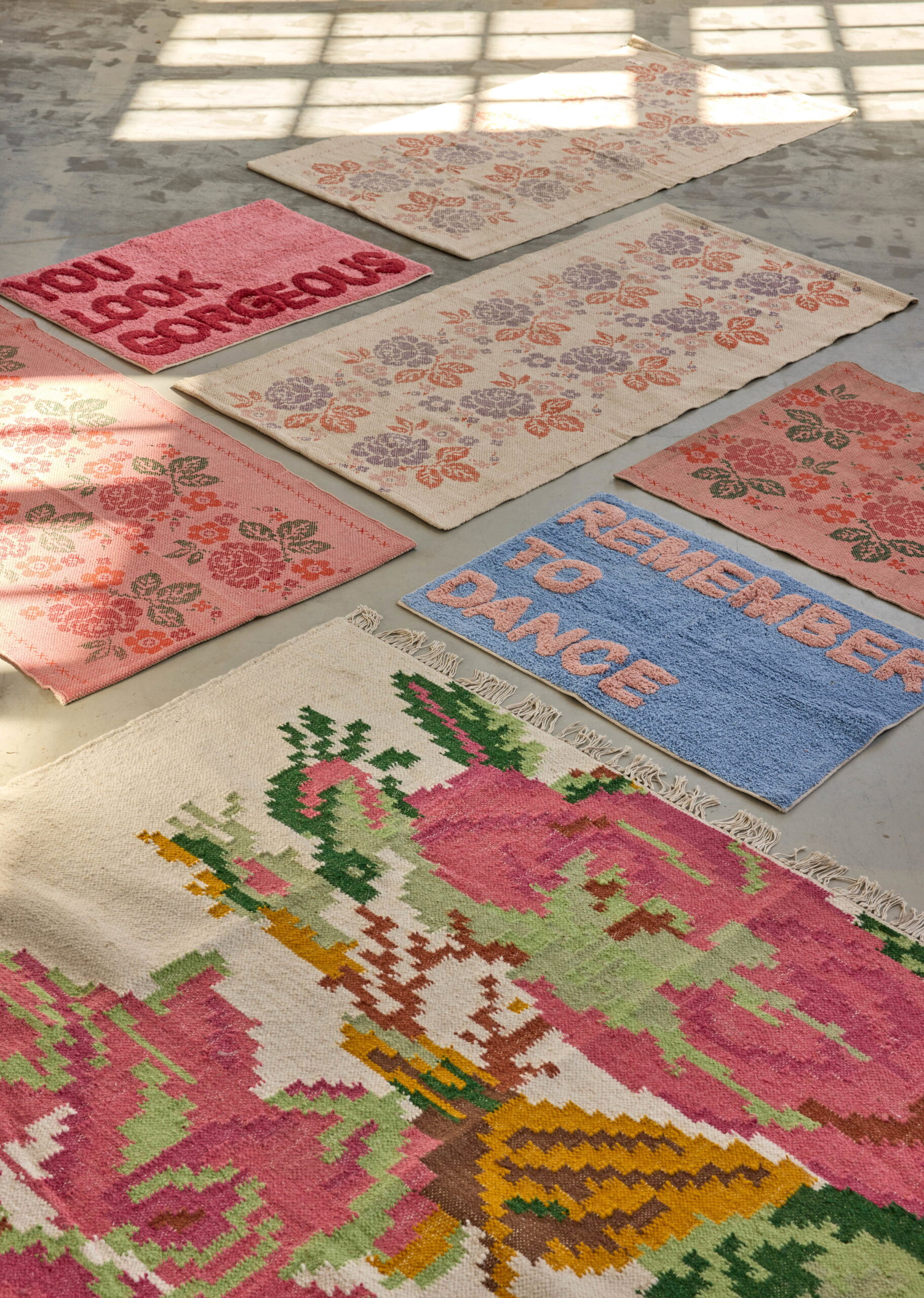 Tapis rectangulaire rose à fleurs en coton – 70 × 150 cm RICE – Image 4