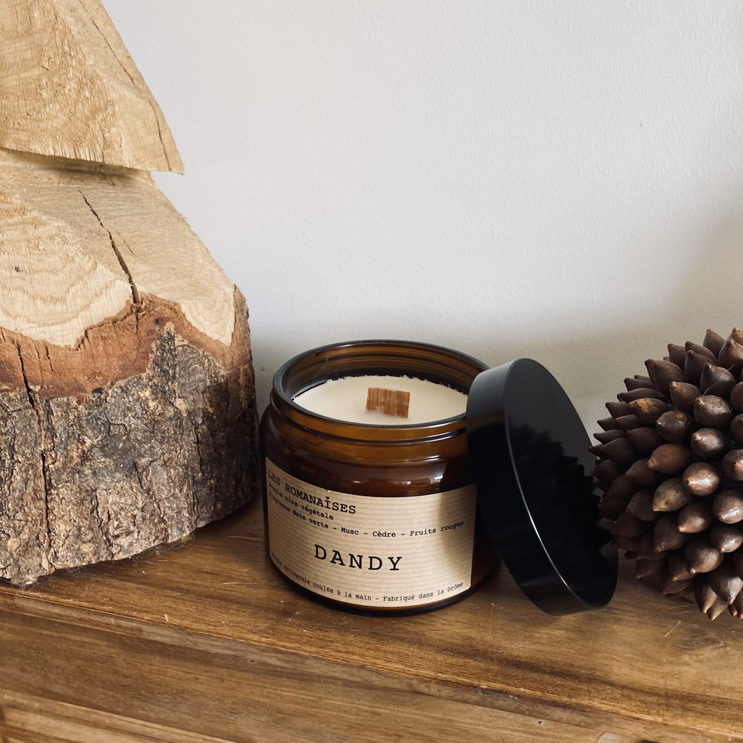 Bougie Dandy - Note verte, musc cèdre & fruits rouges – Image 2