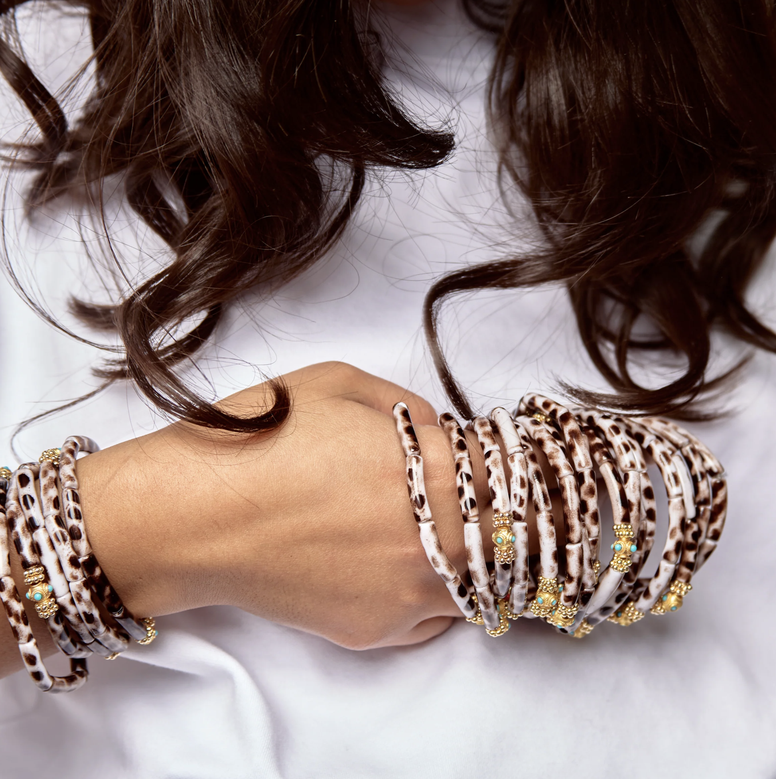 Bracelets Mini Léo Léopard – Wearing Juhu – Image 2