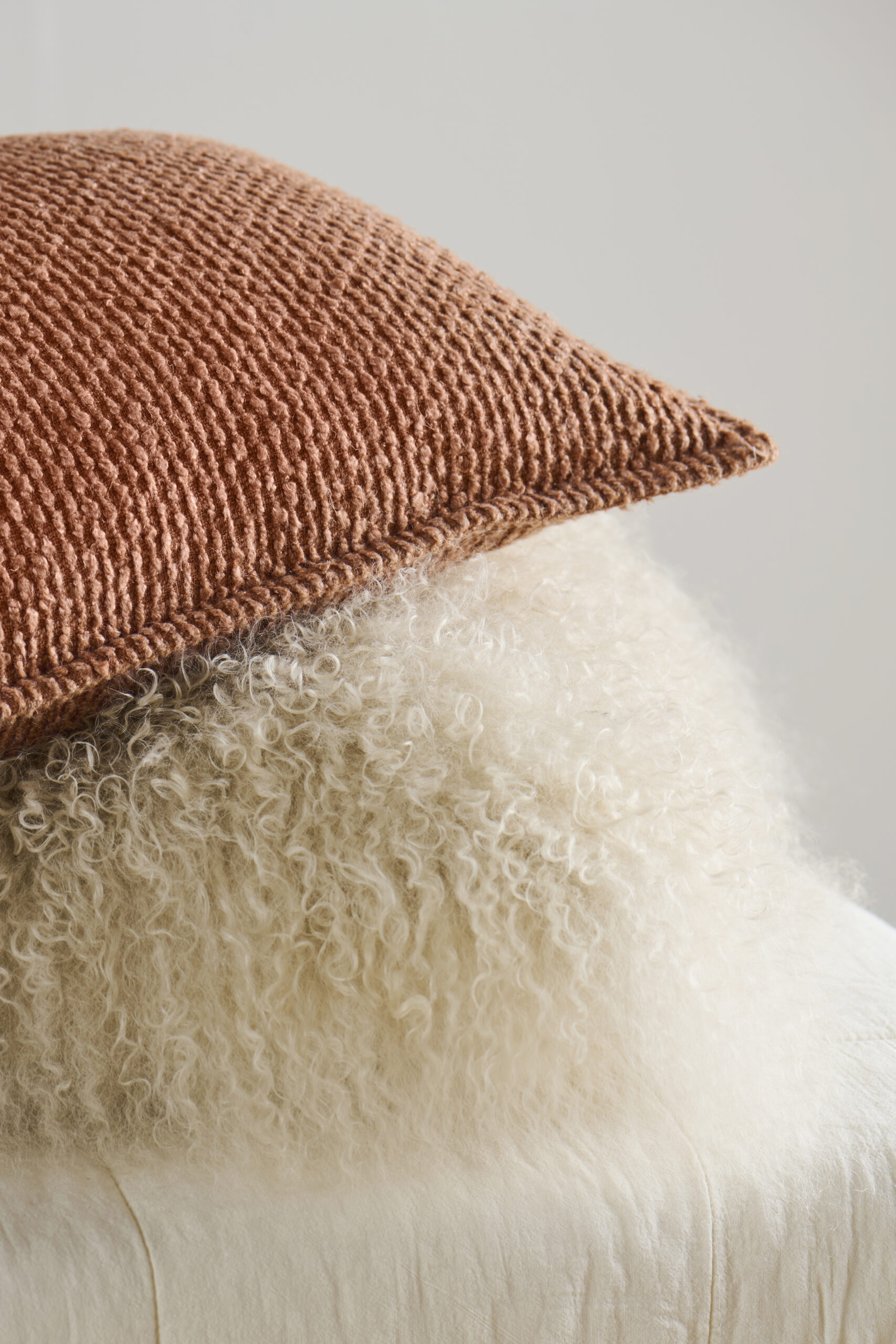 Coussin Cocooning en agneau Cream 40x80 cm – Ib Laursen – Image 2