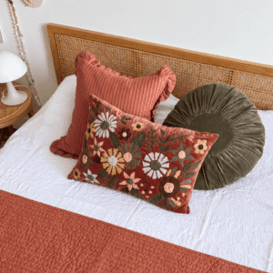 Coussin en velours brodé bordeaux 40 × 60 cm – Madam Stoltz
