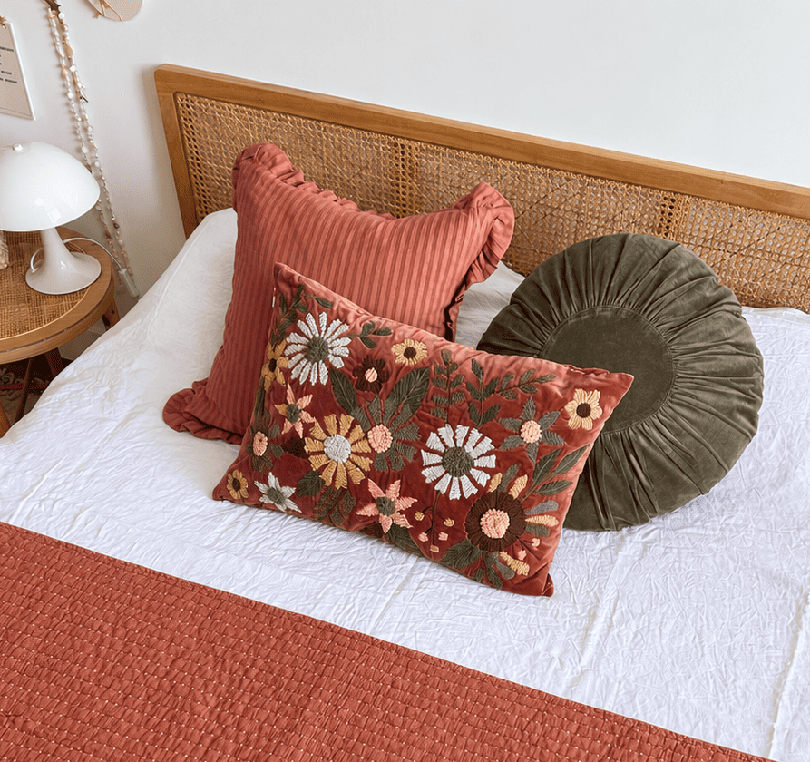 Coussin rond en velours vert – Madam Stoltz – Image 6