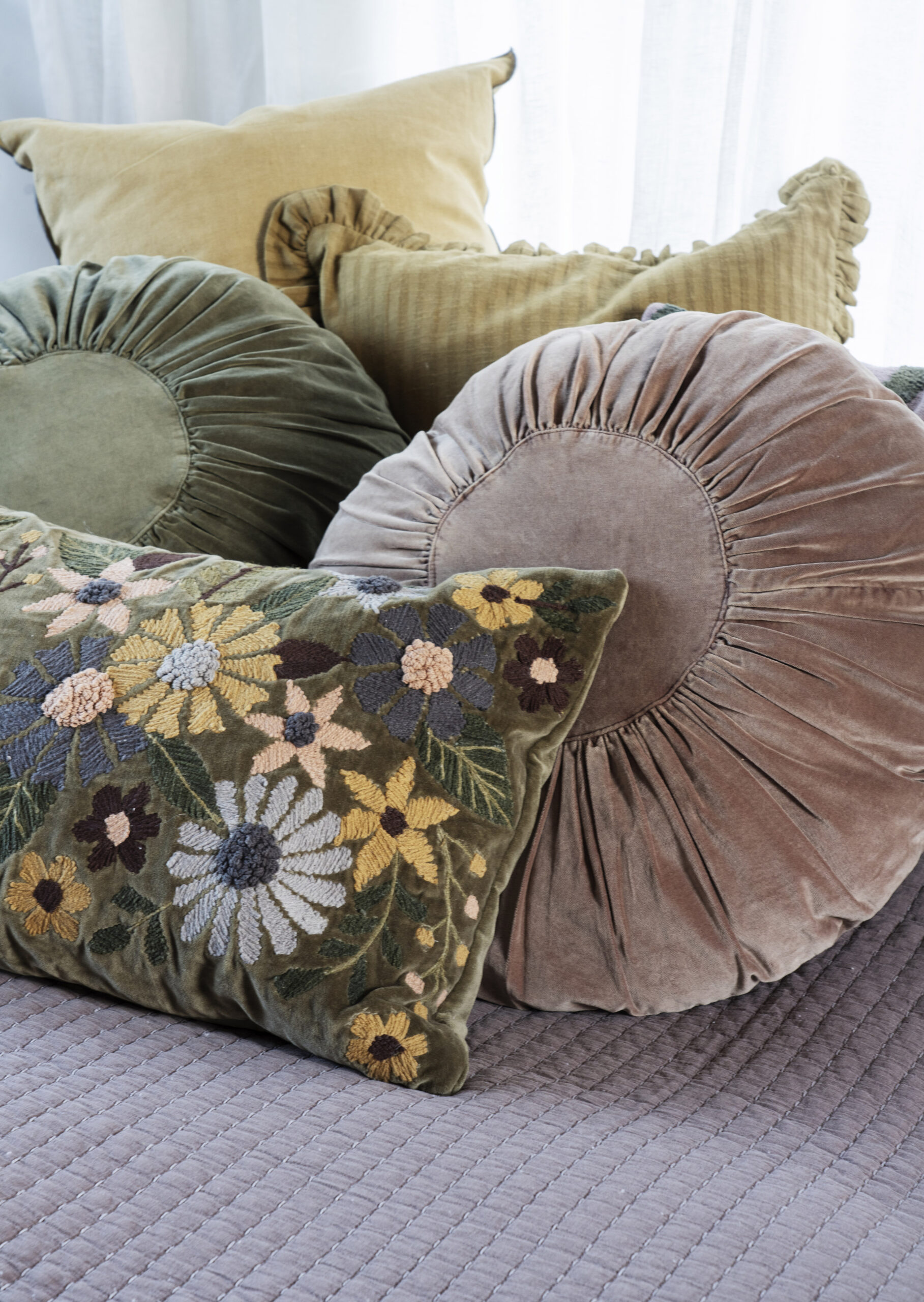 Coussin rond en velours vert – Madam Stoltz – Image 3